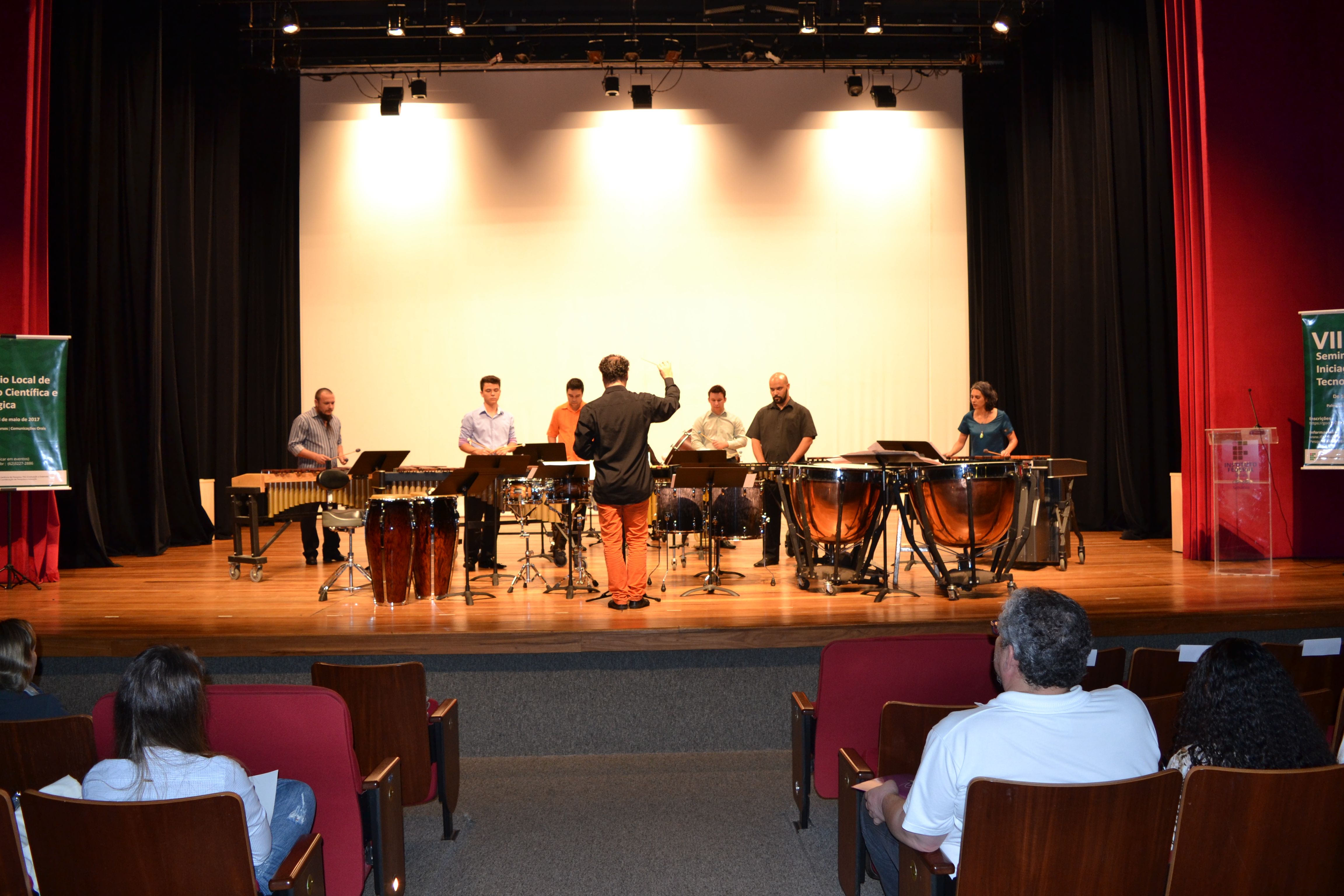 Foto do grupo durante apresentação no teatro do ifg